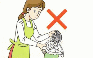 灰皿に溜まった吸い殻を水に浸すことなくゴミ箱に捨てる奥さんのイラスト（煙草の火が消えていなかもしれないので危険）